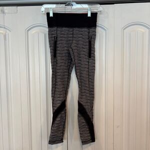 Lululemon Inspire Gray And‎ Black Wavy Print Crops Size 2